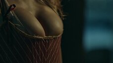 Миа Томлинсон: Затерянное королевство пиратов  – секс сцены