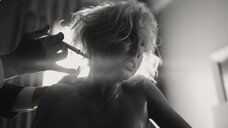 Ана де Армас: Блондинка  – секс сцены